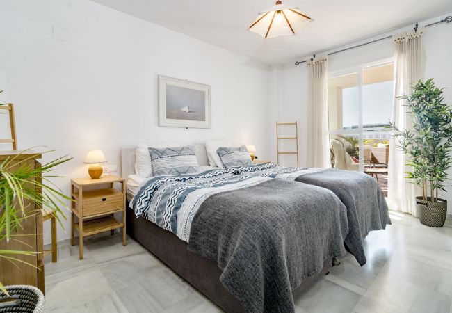 Apartamento en Nueva andalucia - LCR4- Large 3 bed apt close to beach, port