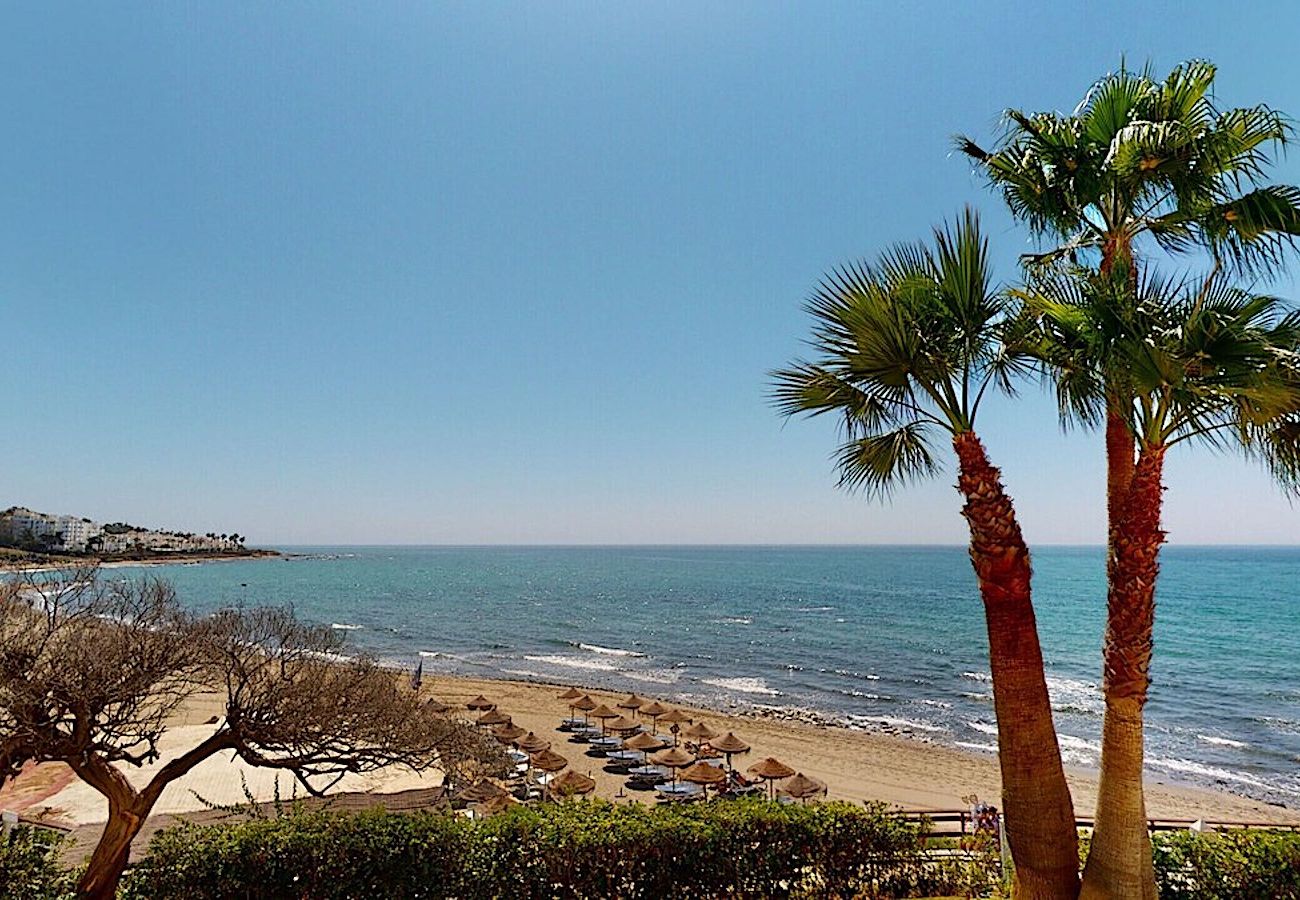 Villa en Mijas Costa - Modern Villa with Private Pool & Rooftop Terrace