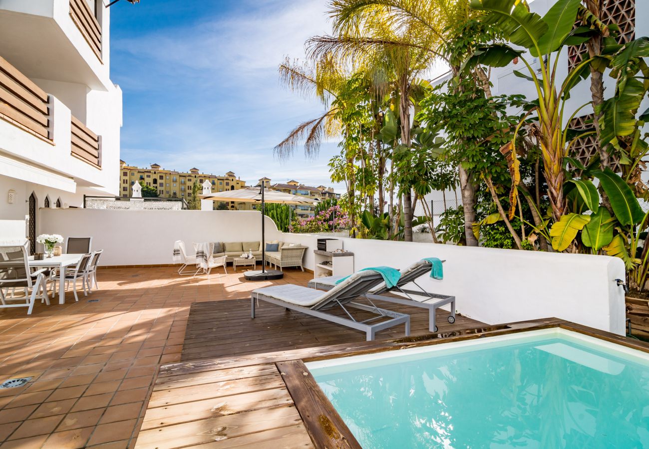 Piscine de 2 chambres appartement de vacances avec piscine et terrasse à Estepona