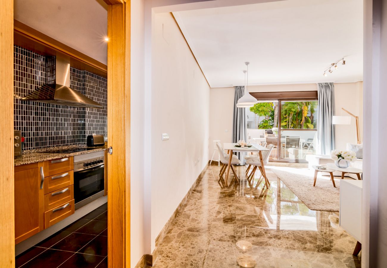Salon d'un appartement de vacances de 2 chambres avec piscine et terrasse à Estepona