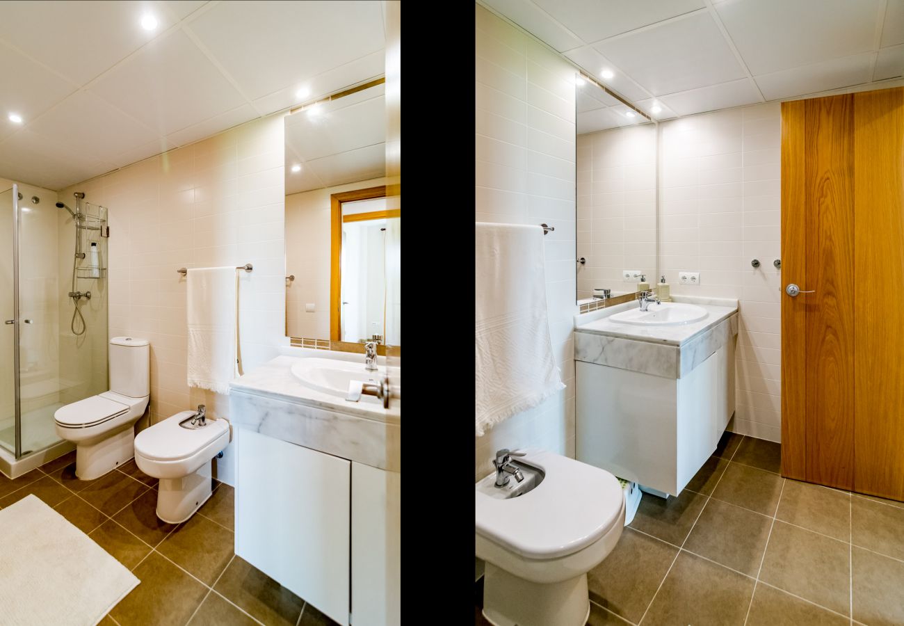 Salle de bains d'un appartement de vacances de 2 chambres avec piscine et terrasse à Estepona