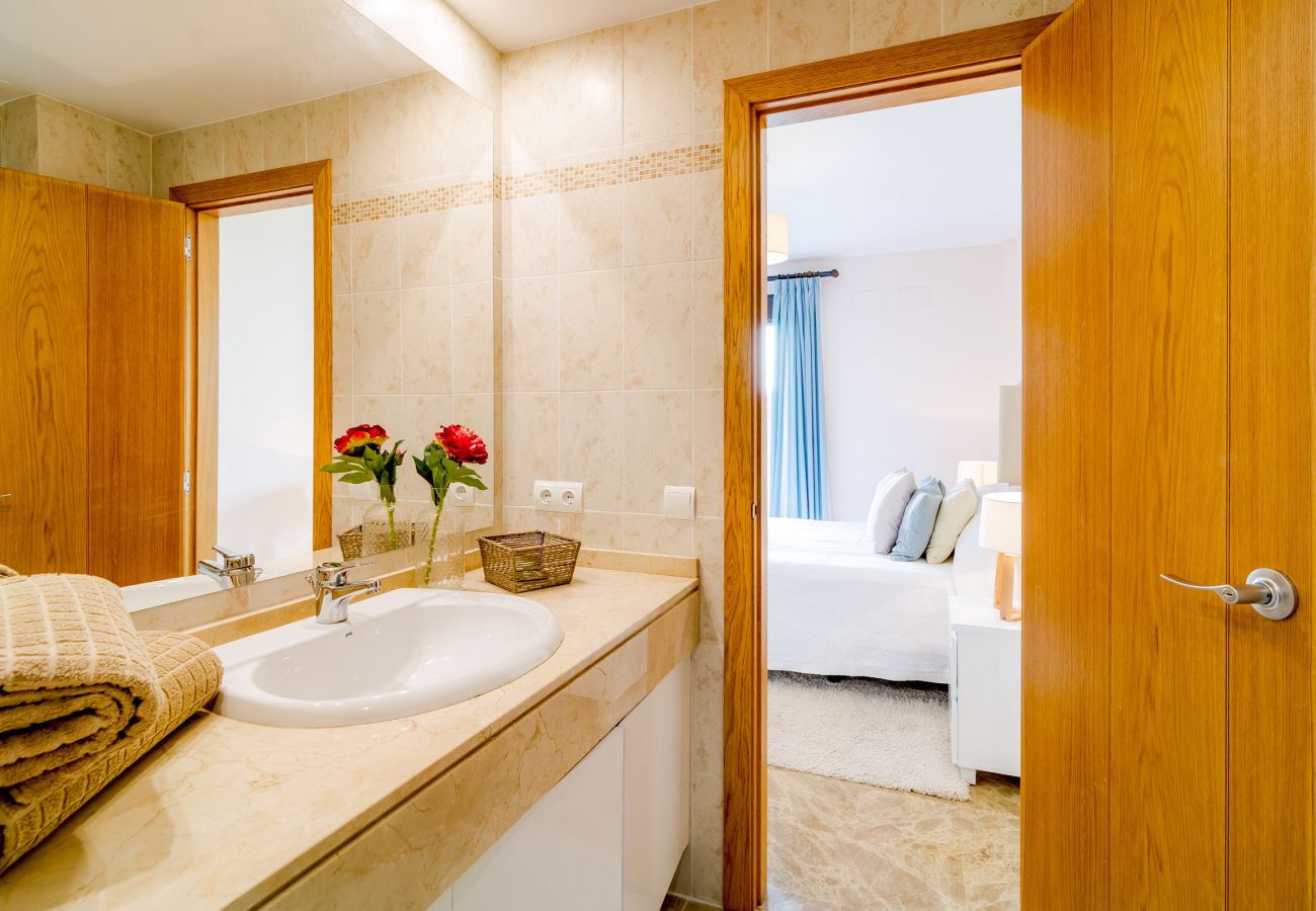 Salle de bains attenante d'un appartement de vacances de 2 chambres à coucher avec piscine et terrasse à Estepona