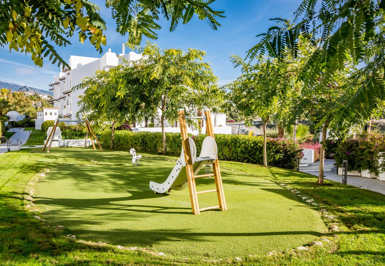Jardin de 2 chambres appartement de vacances avec piscine et terrasse à Estepona