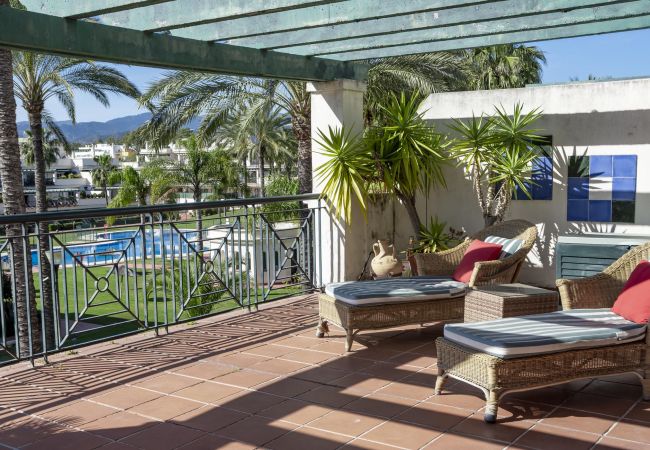 Appartement à Nueva andalucia - LCR4- Large 3 bed apt close to beach, port