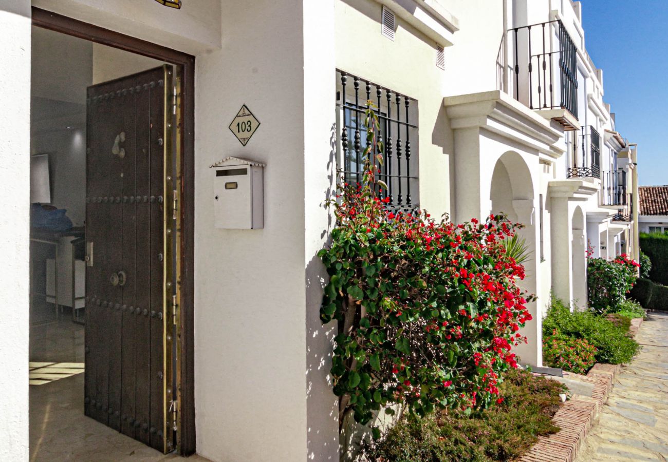 Maison mitoyenne à Nueva andalucia - AP103- Aloha Pueblo Marbella by Roomservices