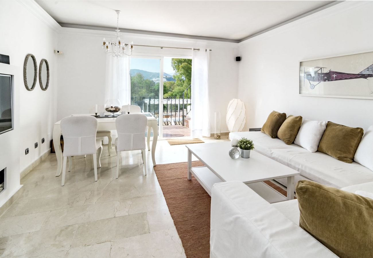 Apartment in Nueva andalucia - AP169- Comfortable 2 bed apartment in Aloha Pueblo