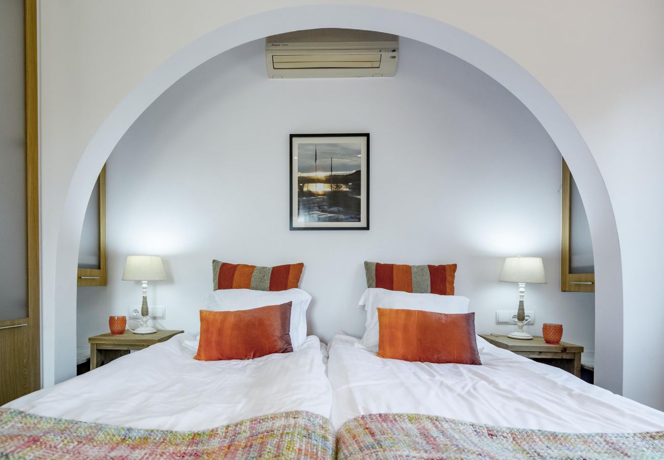 Villa in Nueva andalucia - Large family villa with walking distance to Puerto Banus
