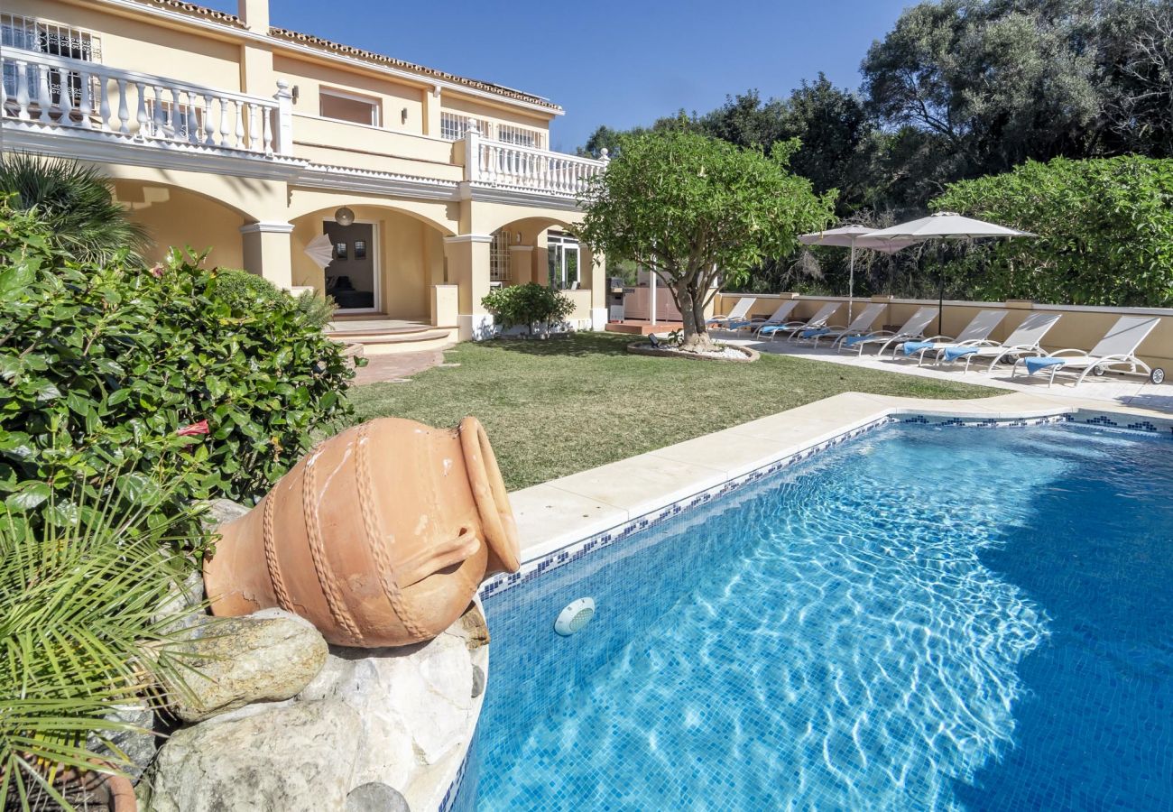 Villa in Nueva andalucia - Large family villa with walking distance to Puerto Banus