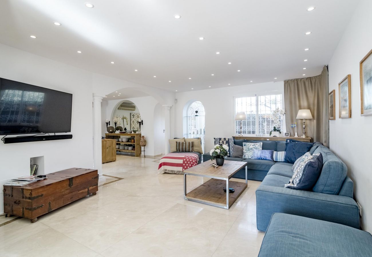 Villa in Nueva andalucia - Large family villa with walking distance to Puerto Banus