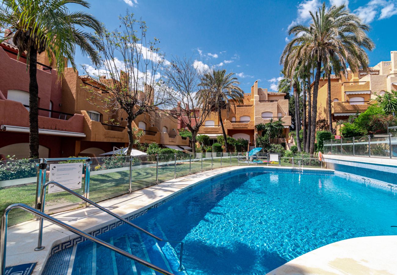 Townhouse in Nueva andalucia - EP- Large townhouse in Puerto Banus, families only