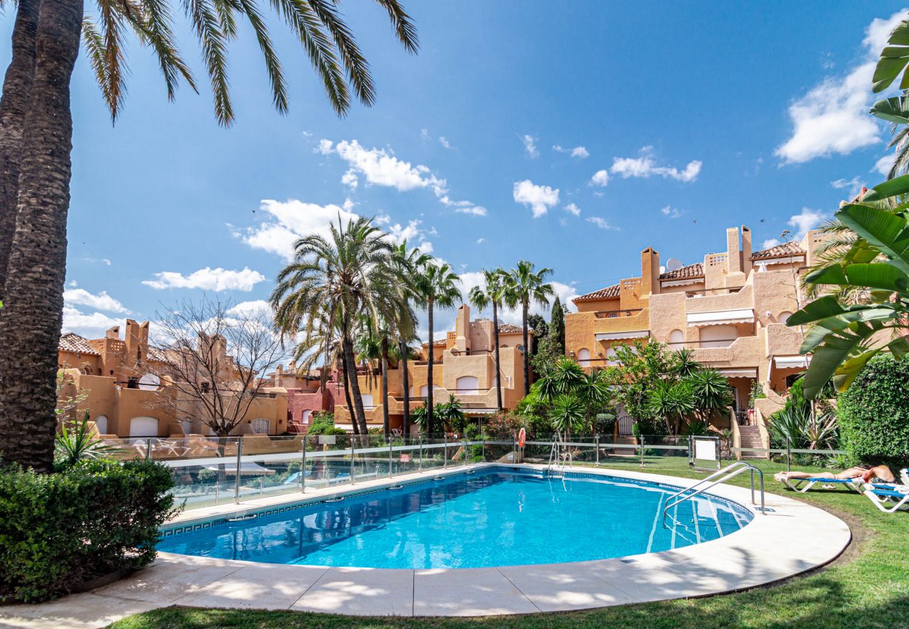 Townhouse in Nueva andalucia - EP- Large townhouse in Puerto Banus, families only