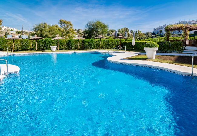 Pool till 2 sovrum Semesterlägenhet med pool och terrass i Estepona
