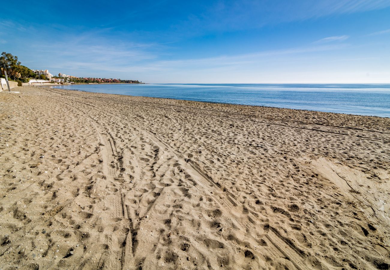 Strand för 2 sovrum Semesterlägenhet med pool och terrass i Estepona