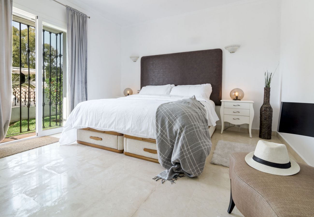 Lägenhet i Nueva andalucia - AP169- Comfortable 2 bed apartment in Aloha Pueblo