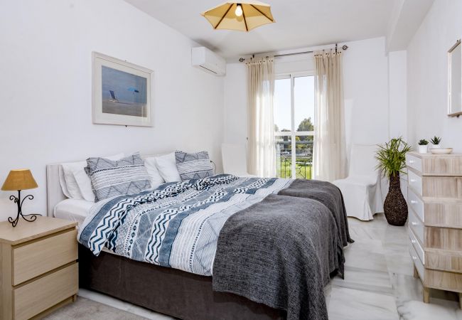 Lägenhet i Nueva andalucia - LCR4- Large 3 bed apt close to beach, port