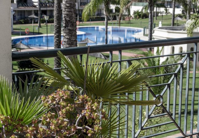 Lägenhet i Nueva andalucia - LCR4- Large 3 bed apt close to beach, port