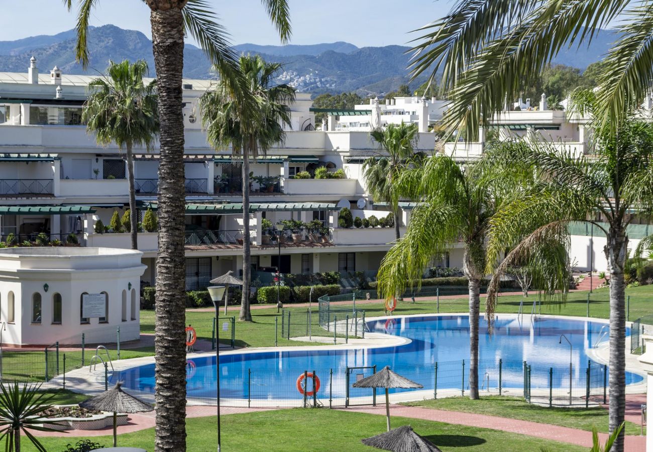 Lägenhet i Nueva andalucia - LCR4- Large 3 bed apt close to beach, port