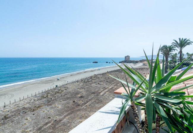 Lägenhet i Casares - LAP- 3 bed apartment on the beach. Families only