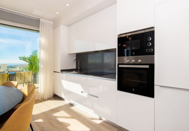 Lägenhet i Estepona - LM3.52B- Spacious family penthouse with sea view