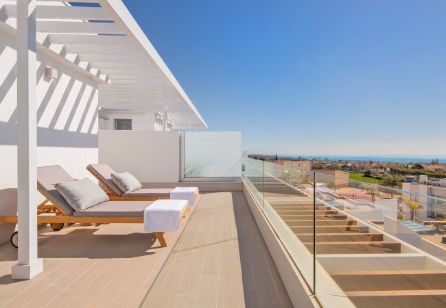 Lägenhet i Estepona - LM3.52B- Spacious family penthouse with sea view