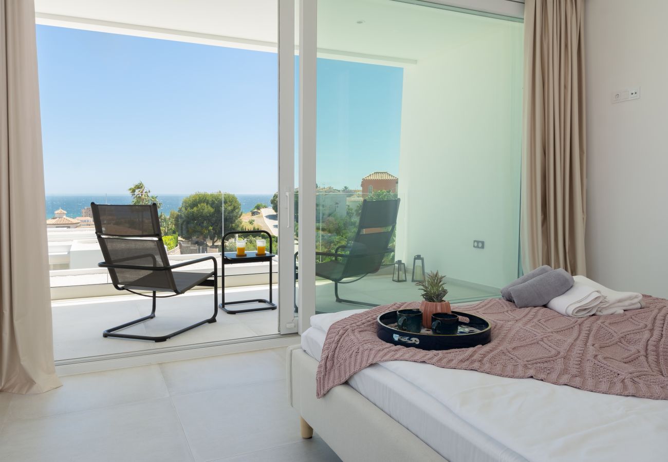 Villa i Mijas Costa - Modern Villa with Private Pool & Rooftop Terrace