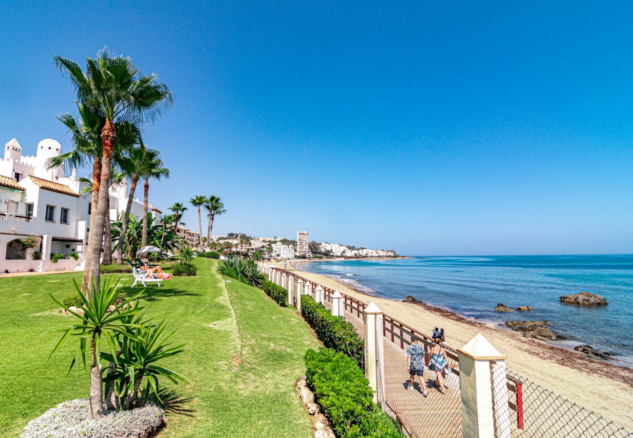 Lägenhet i Mijas Costa - PL- Beachfront seaview aptm – Playa de la Lucera