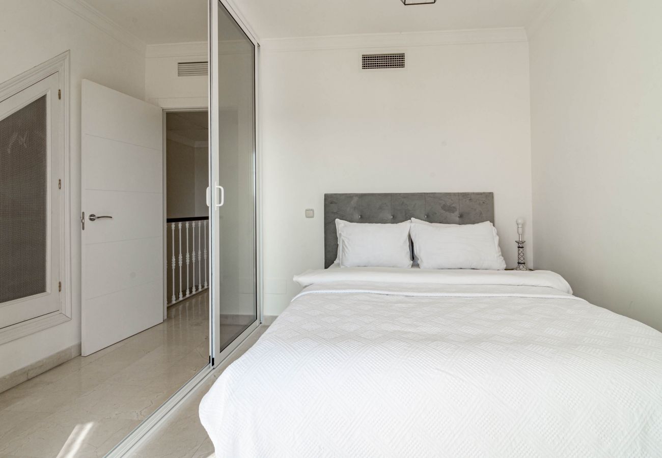 Radhus i Nueva andalucia - AP103- Aloha Pueblo Marbella by Roomservices